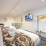 *ra10w* For Your Relaxed & Cosy + Free Parking + Free Fast Wifi * Quarto em Acomodações Particulares